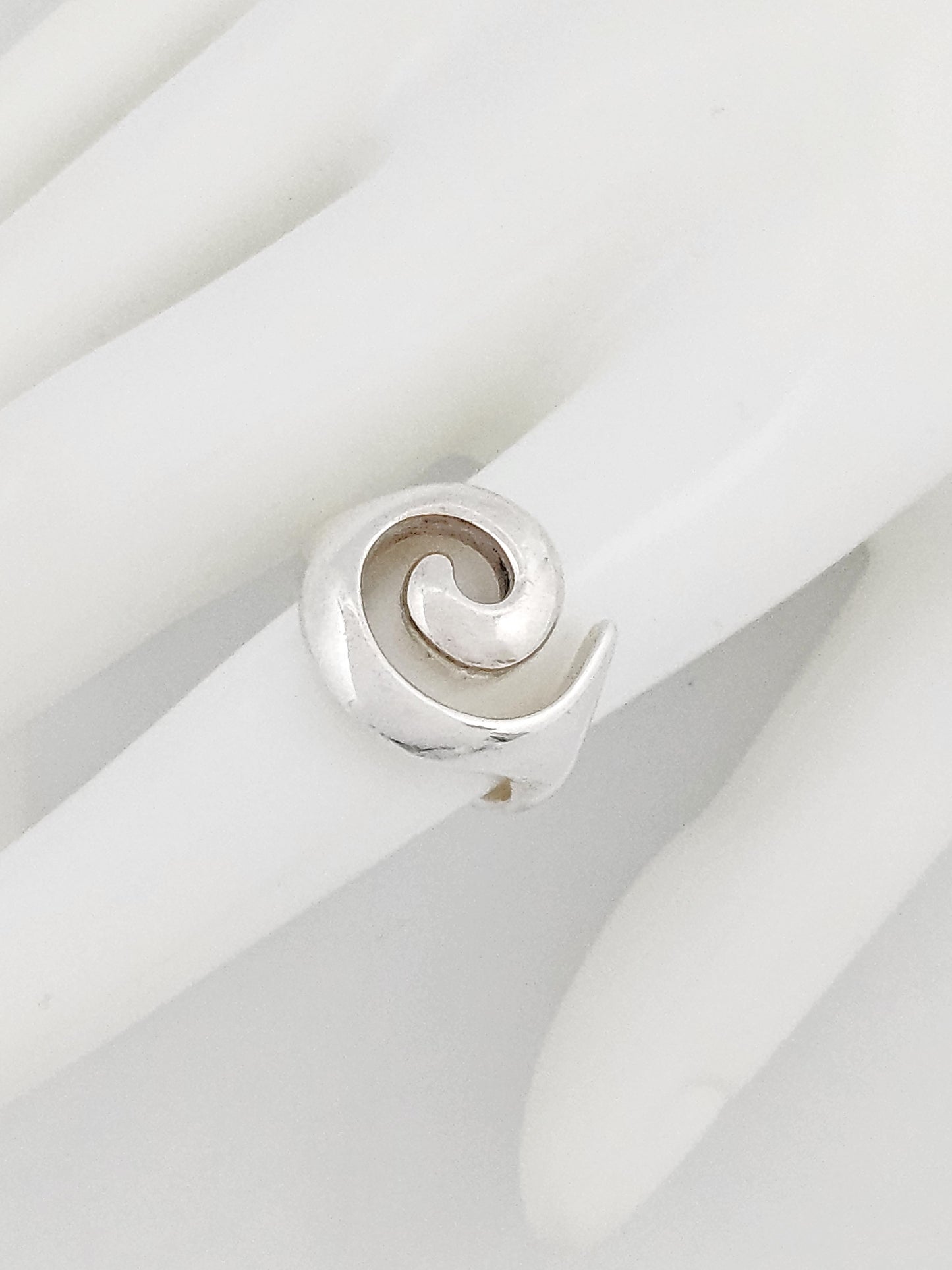 RLM Robert Lee Morris Sterling Silver Modernist Swirl Cocktail Ring Circa 1980s - image 4 of 8