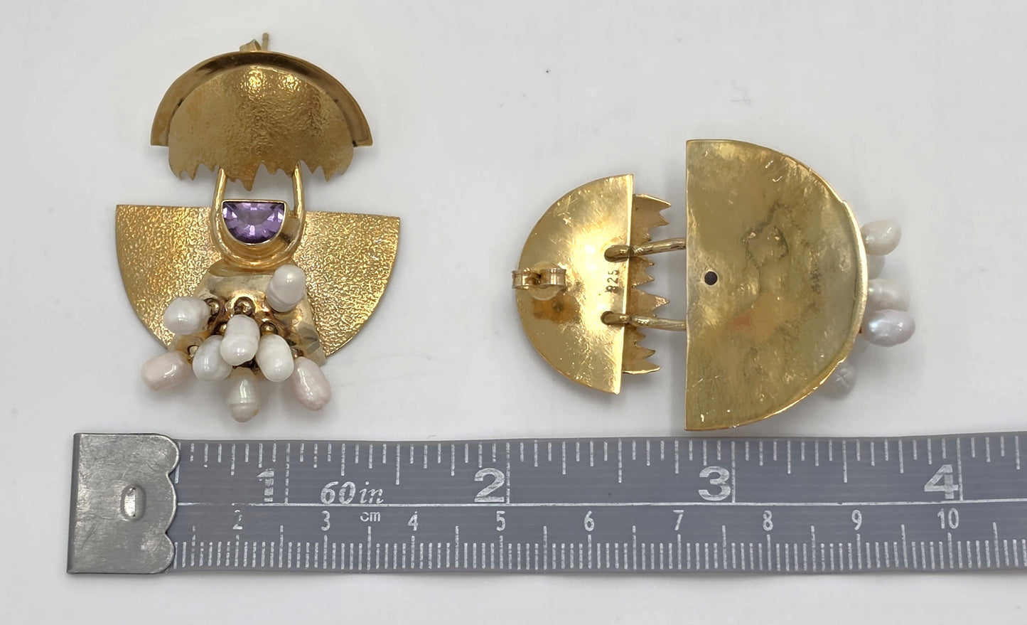 Boucles d'oreilles pendantes artisanales modernistes abstraites en or, argent sterling, améthyste et perle