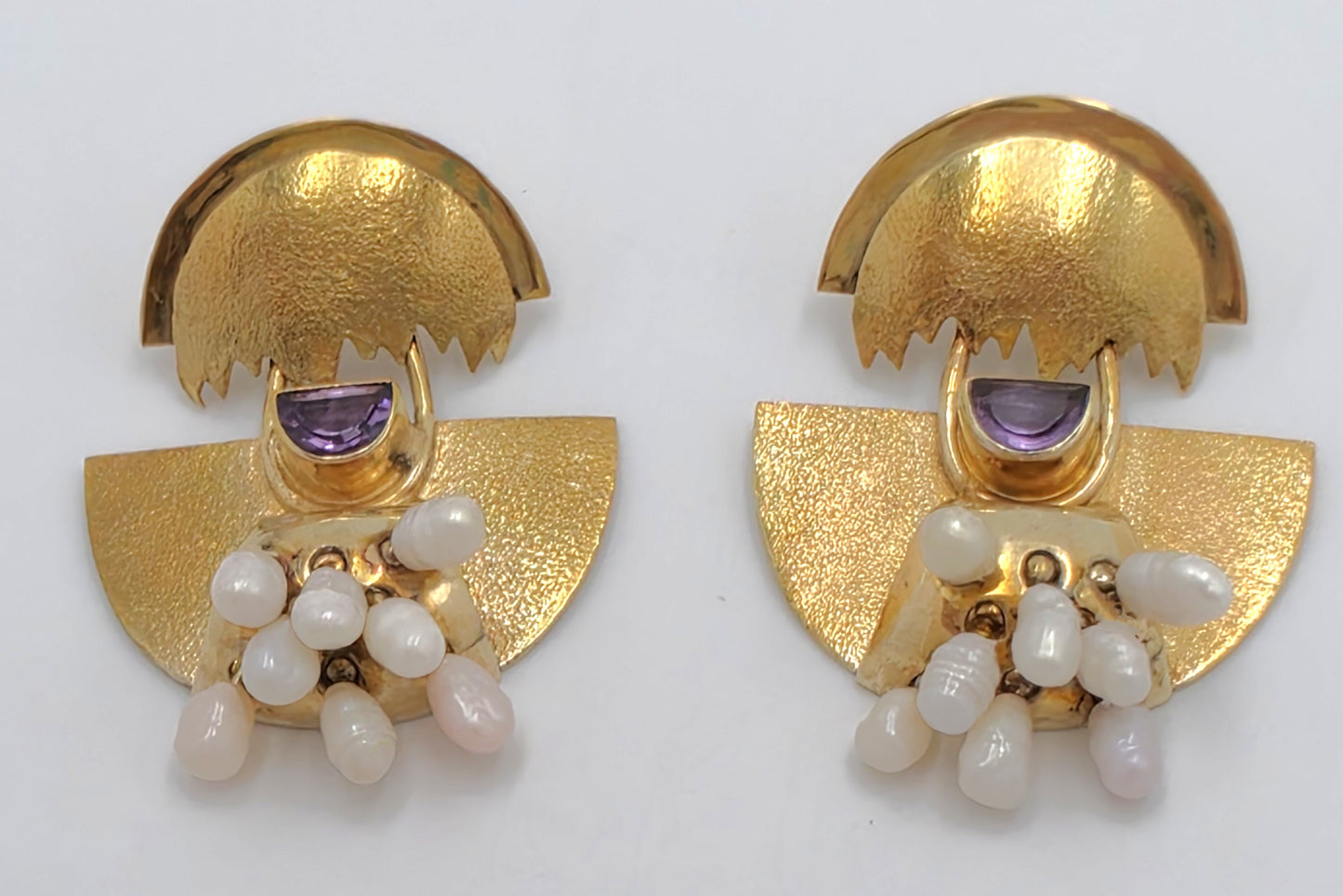 Boucles d'oreilles pendantes artisanales modernistes abstraites en or, argent sterling, améthyste et perle