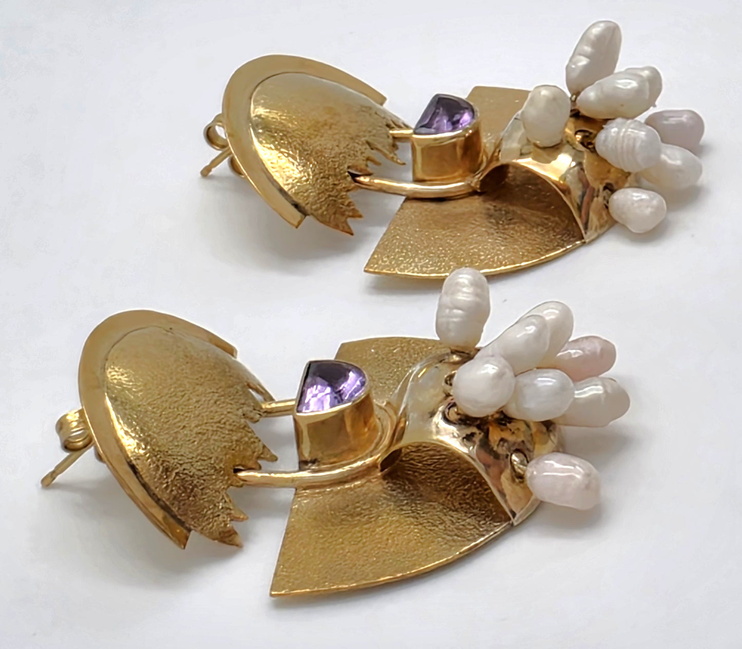 Boucles d'oreilles pendantes artisanales modernistes abstraites en or, argent sterling, améthyste et perle