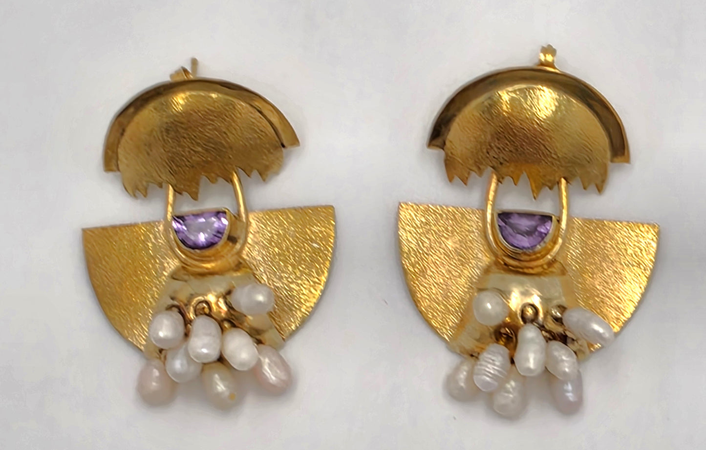 Boucles d'oreilles pendantes artisanales modernistes abstraites en or, argent sterling, améthyste et perle