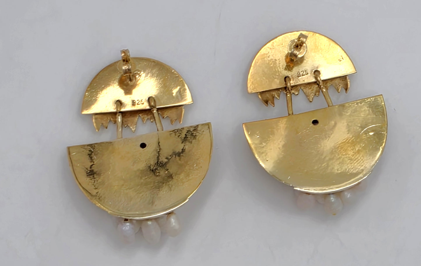 Boucles d'oreilles pendantes artisanales modernistes abstraites en or, argent sterling, améthyste et perle