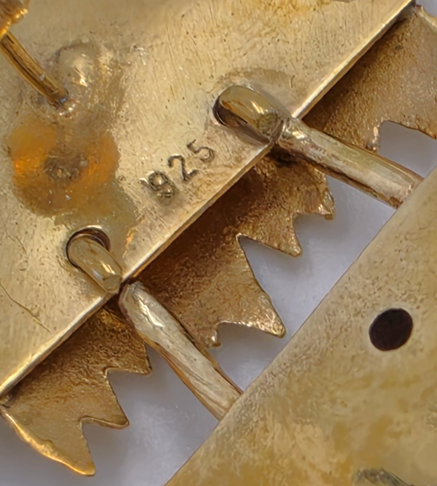 Boucles d'oreilles pendantes artisanales modernistes abstraites en or, argent sterling, améthyste et perle