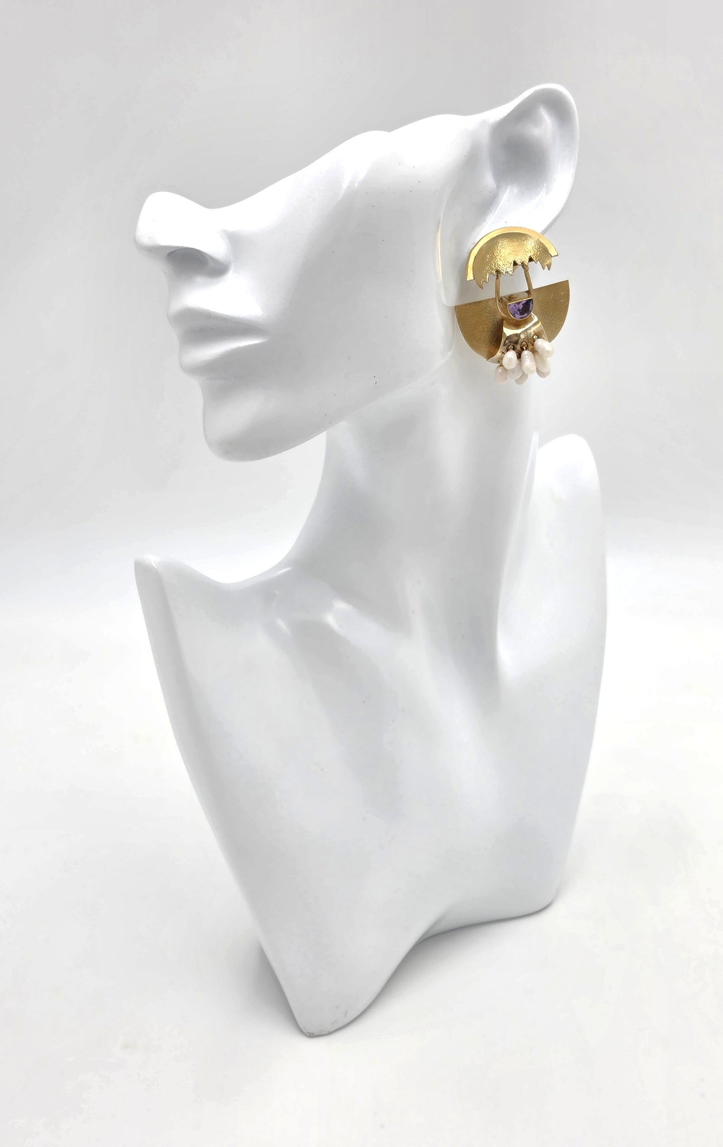 Boucles d'oreilles pendantes artisanales modernistes abstraites en or, argent sterling, améthyste et perle