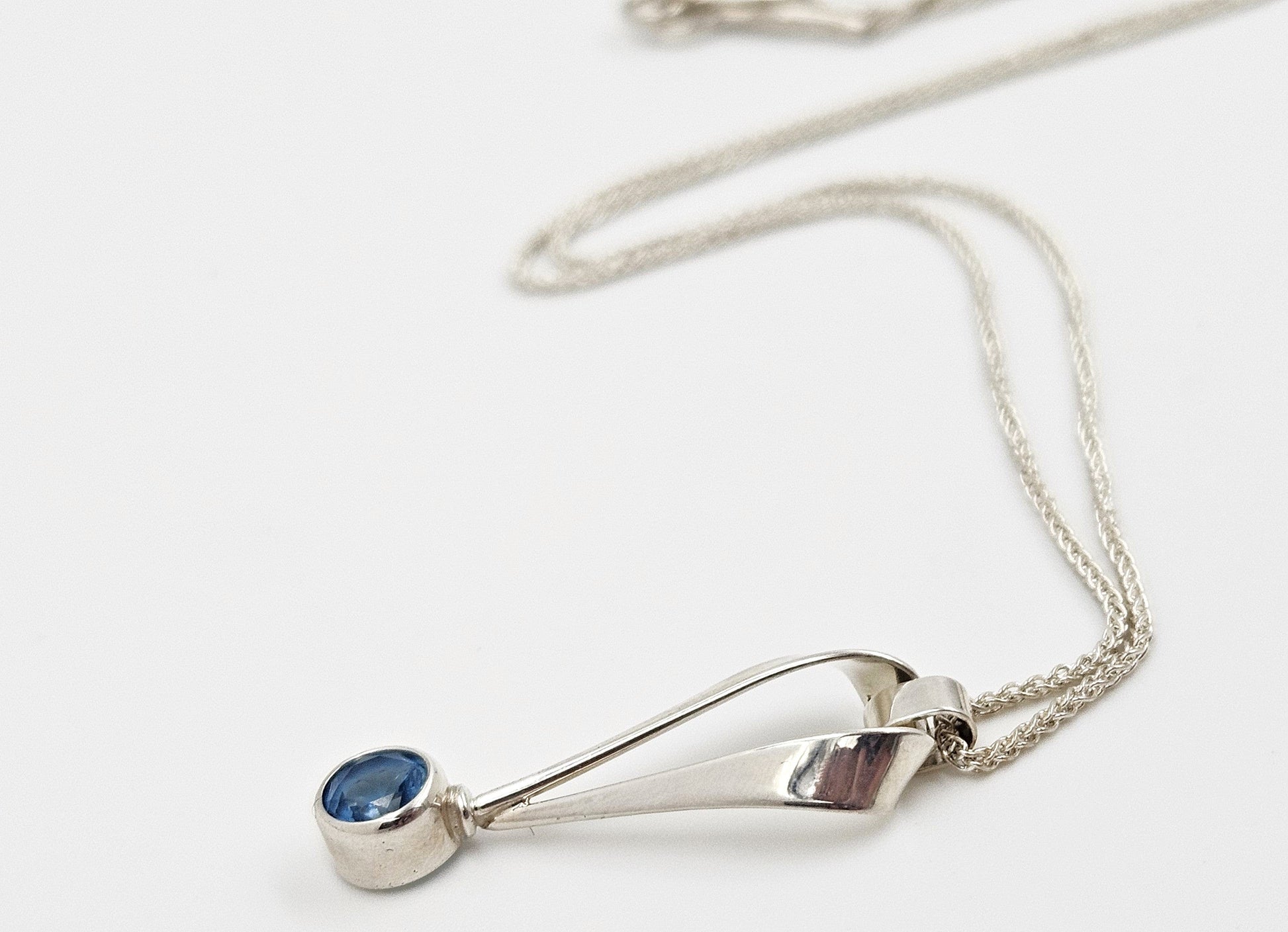 Ed Levin Jewelry Retired Ed Levin Sterling Silver & Blue Topaz Modernist Pendant Necklace 1990s